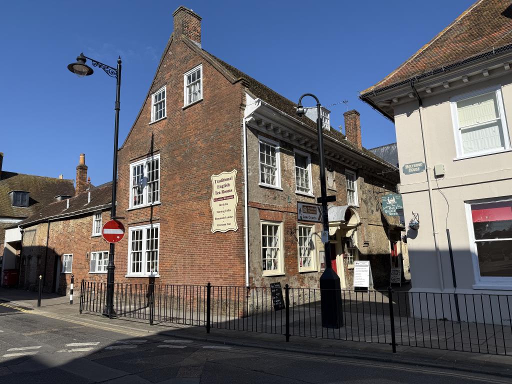 Lot: 30 - LANDMARK FREEHOLD TOWN CENTRE COMMERCIAL INVESTMENT - A View of the Building from Pyle Street